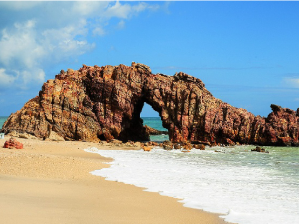 Pedra Furada: Escultura Natural à Beira-Mar