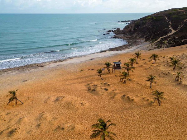 Praia da Malhada: Encontro de Rochas e Ondas